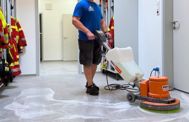 Professionelle Baureinigung Tübingen Reinigungsmitarbeiter führt Baugrobreinigung, Bauzwischenreinigung und Bauendreinigung im Rahmen einer professionellen Baureinigung durch